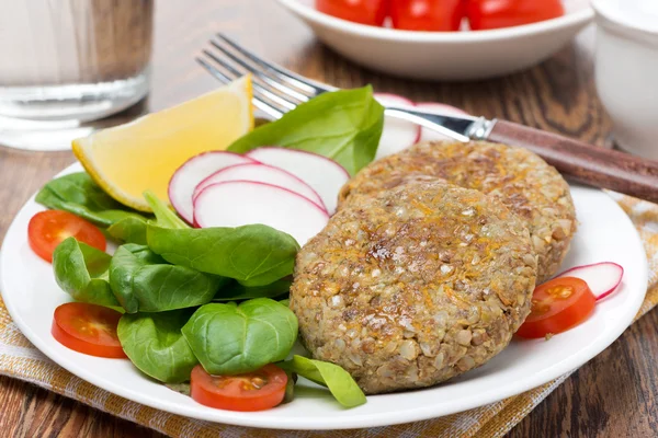 Vegetarisk hamburgare gjord av linser och bovete på plattan — Stockfoto