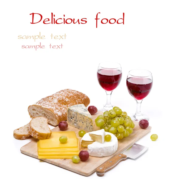 Сырное блюдо, виноград, чабатта и два бокала красного вина — стоковое фото