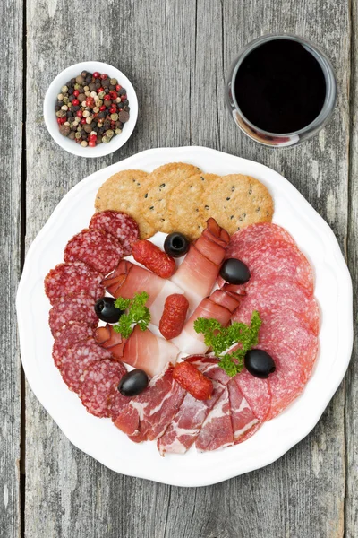 Çeşitli deli et ve bir bardak şarap, yukarıdan görünüm — Stok fotoğraf
