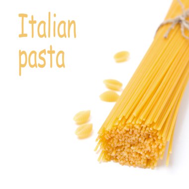 İtalyan makarna - spagetti ve izole kabuk