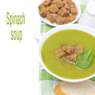 spinazie soep met croutons, close-up, geïsoleerde