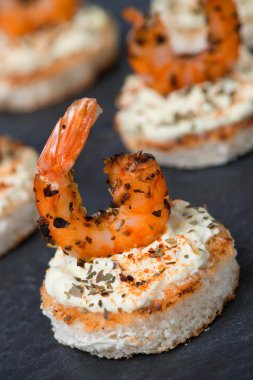 Festival meze ile baharatlı karides kızarmış ekmek, yakın çekim