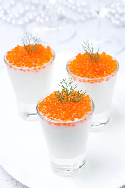 Aperitivo festivo con queso crema y caviar rojo en vaso — Foto de Stock