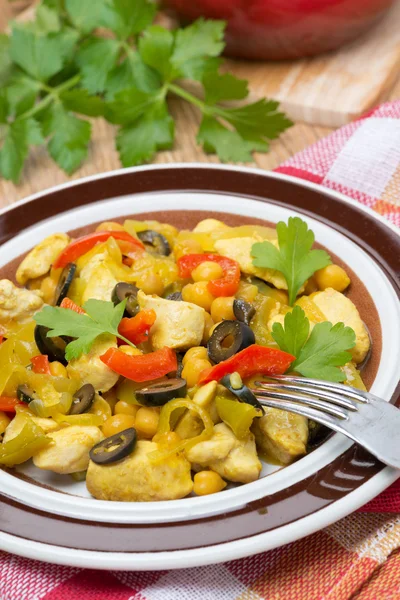 Delicious chicken stew with chickpeas, peppers and onions — Stock Photo, Image