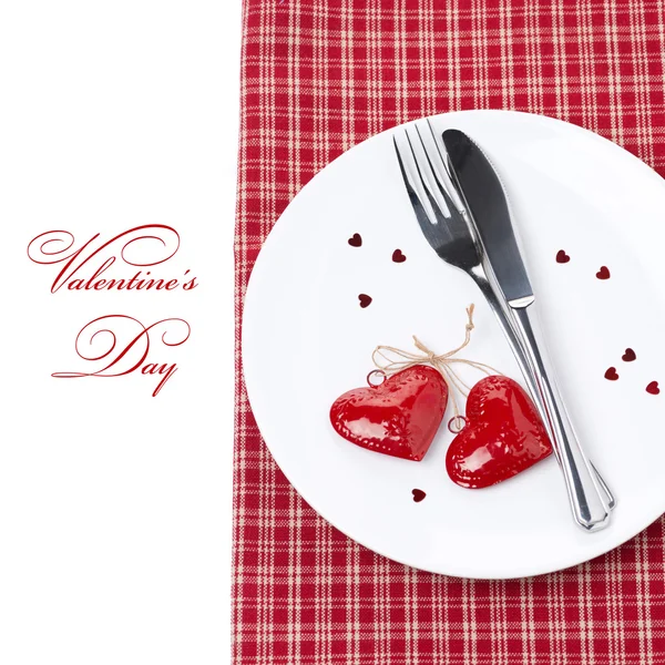 Γιορτινό τραπέζι ρύθμιση για την ημέρα του Αγίου Βαλεντίνου με πιρούνι, μαχαίρι — Φωτογραφία Αρχείου
