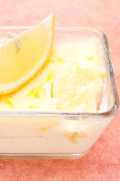 Limon sufle bir cam form, yakın çekim, seçici odak — Stok fotoğraf