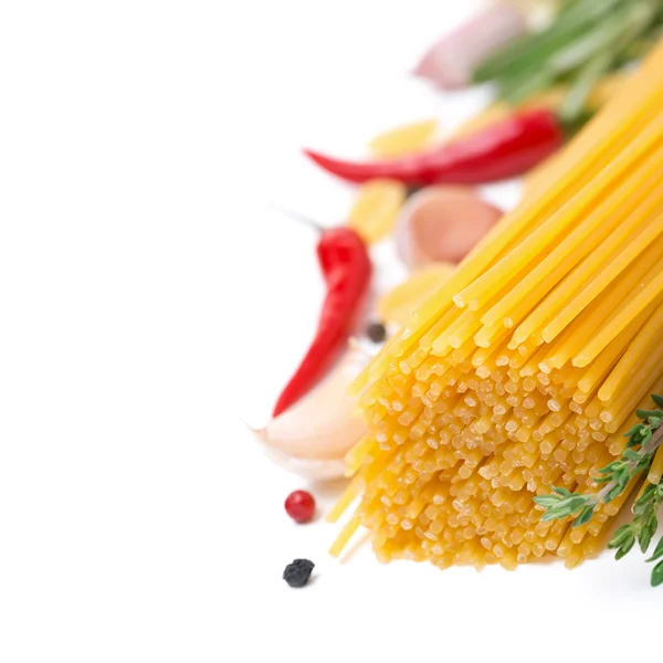 Włoski makaron spaghetti, przyprawy i zioła, selektywne focus — Zdjęcie stockowe