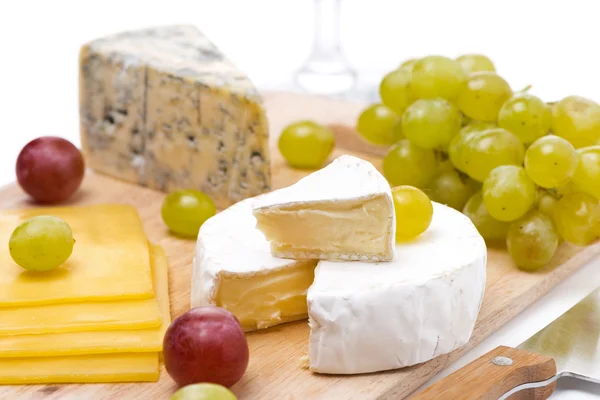 Three kinds of cheese and grapes isolated, selective focus — Stock Photo, Image