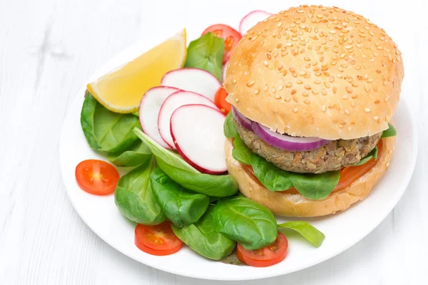 Vegetarian burger with fresh salad on the plate, top view — Stock Photo, Image