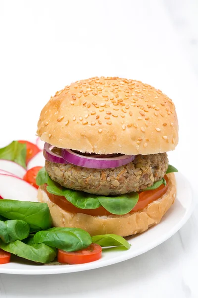 Вегетарианский бургер со свежим салатом, крупным планом — стоковое фото