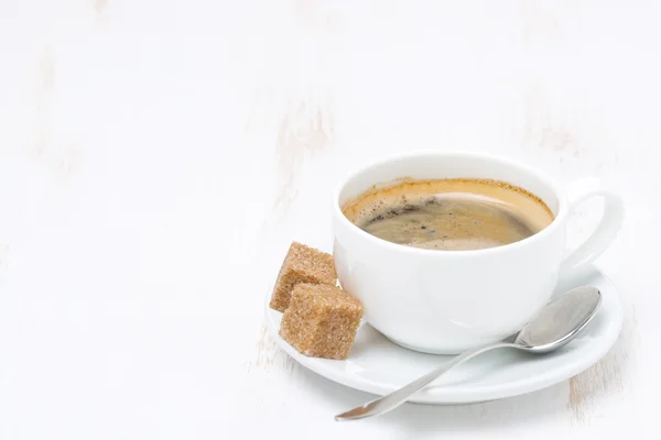 Schwarzer Kaffee mit Zucker auf weißem Holztisch und Platz für Text — Stockfoto