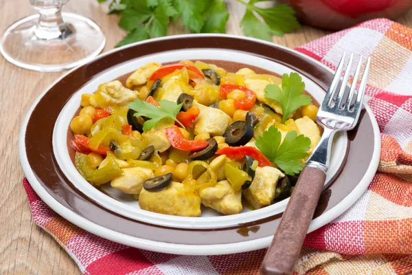 Hühnereintopf mit Kichererbsen, Paprika und Zwiebeln — Stockfoto