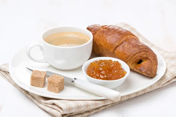 Nybryggt kaffe, apelsin marmelad och croissanter, selektiv inriktning — Stockfoto