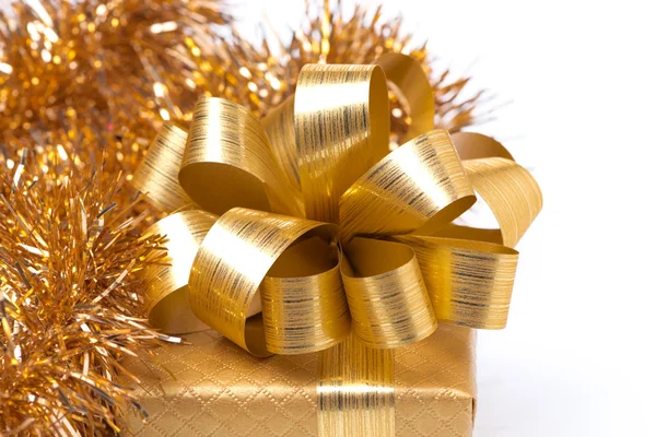 Confezione regalo dorata e fili di lame, isolati — Foto Stock