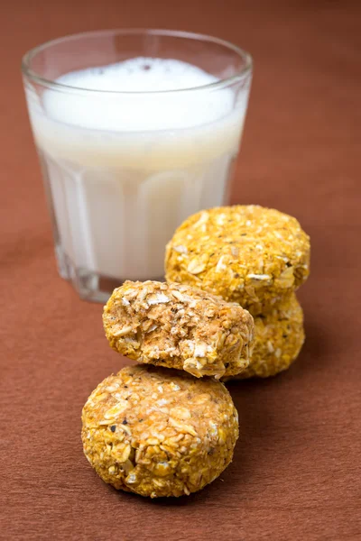 Zelfgemaakte havermout cookies met pompoen en melk — Stockfoto