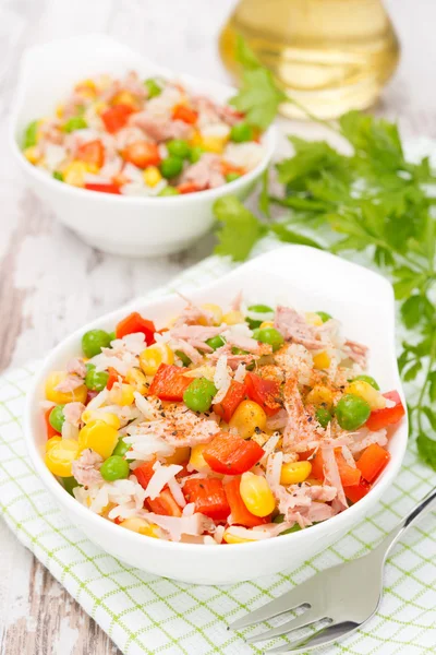 Salade met maïs en groene erwten, rijst, rode paprika, tonijn, close-up — Stockfoto