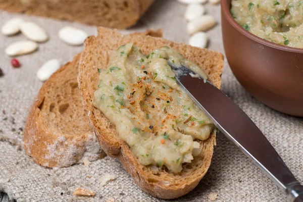 Rustic bread with white bean pate, selective focus — Stock Photo, Image