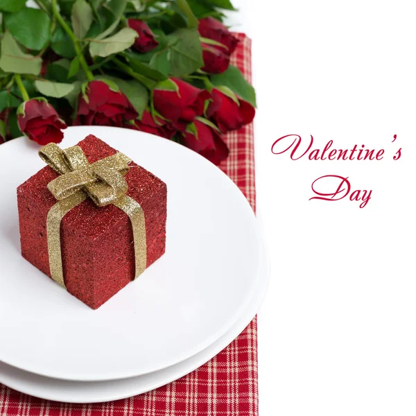 Красный подарочная коробка на тарелке и розы, изолированные — стоковое фото
