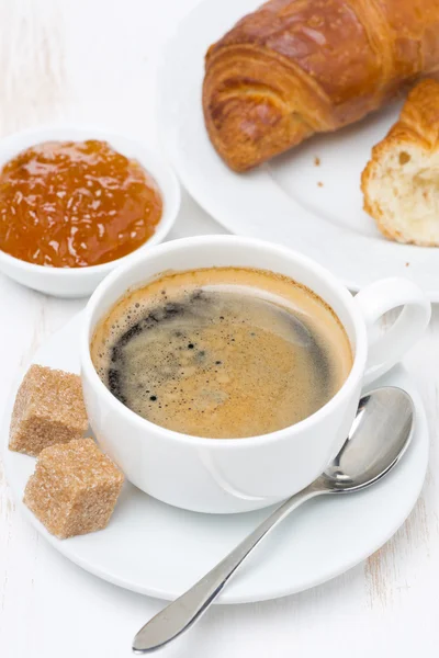 Śniadanie z czarną kawę, rogaliki i dżem pomarańczowy — Zdjęcie stockowe