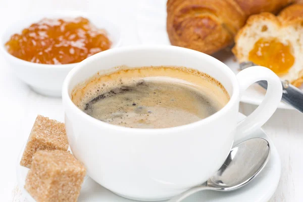 Tasse schwarzen Kaffee, frische Croissants und Marmelade — Stockfoto