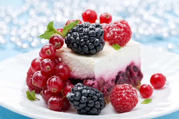 Dessert - a piece of cake with fresh berries, close-up — Stock Photo, Image