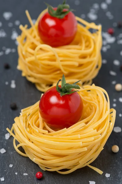 Italian egg pasta nest with cherry tomatoes, close-up — Stock Photo, Image