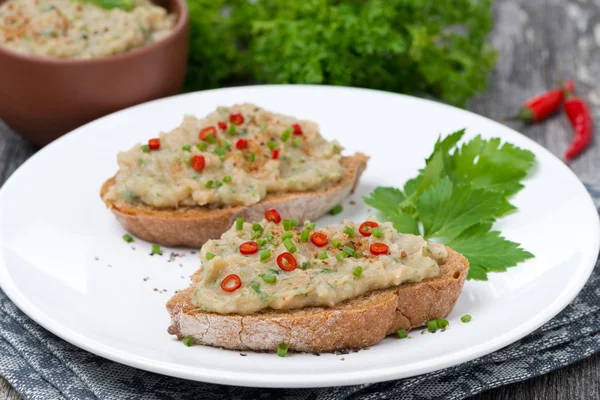 Pate of white beans with spices on bread — Stock fotografie