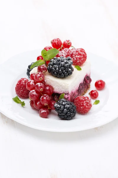 Piece of cake with fresh berries, vertical — Stock Photo, Image
