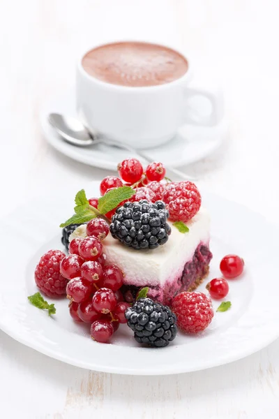 Piece of cake with fresh berries and coffee — Stock Photo, Image