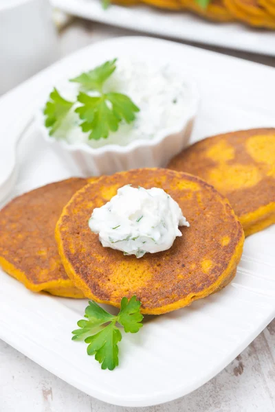 Pumpkin fritters with fresh herbs and feta sauce, close-up — Stock Photo, Image