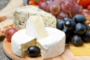 Camembert, mavi peynir, üzüm ve ceviz, yakın çekim