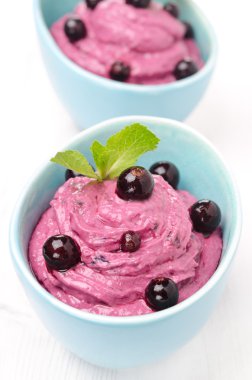 Siyah frenk üzümü köpük mavi kase krem peynirli Close-Up