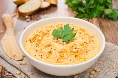 Humus ile çam fıstığı, yatay