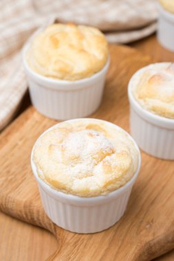 ahşap bir masa, dikey alakart formunda şeftali sufle