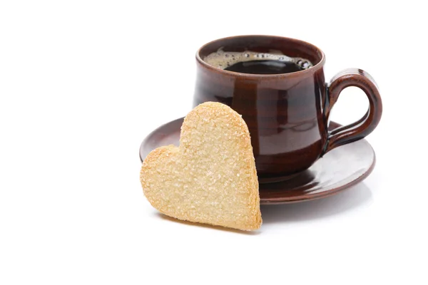 Svart kaffe och kakor i form av hjärta, isolerade — Stockfoto