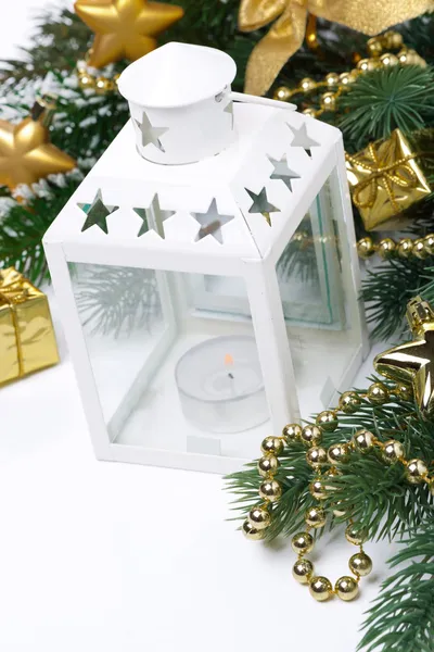 Composición navideña con una linterna blanca, ramas de abeto — Foto de Stock