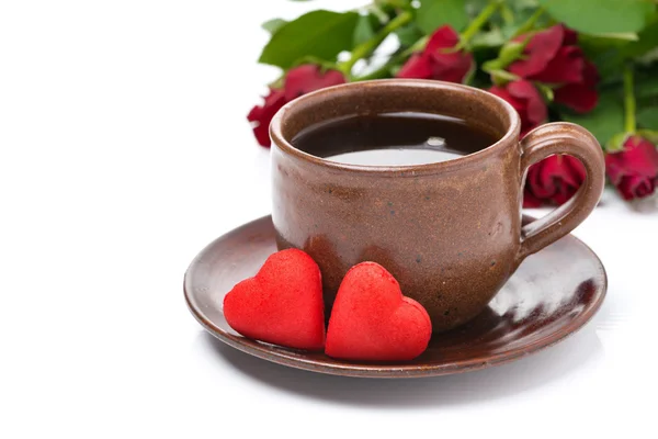 Taza de café, caramelo rojo, regalo y rosas para San Valentín —  Fotos de Stock