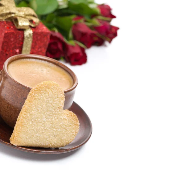 Kaffe, kaka i form av hjärta, gåva och rosor — Stockfoto