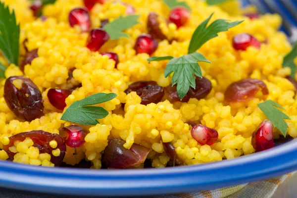 Couscous mit Curry, getrockneten Preiselbeeren und Kräutern — Stockfoto