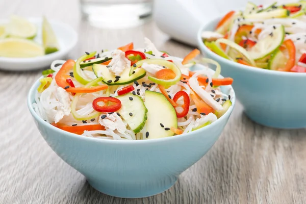 Deliziosa insalata tailandese con verdure, tagliatelle di riso e pollo — Foto Stock