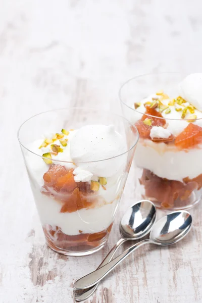 桃子，奶油和白表上的蛋白酥皮点心 — 图库照片