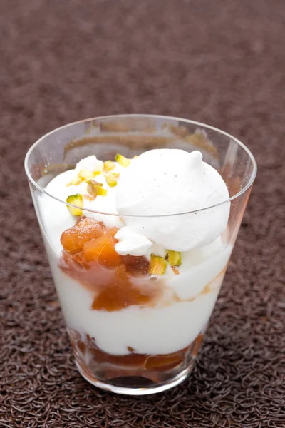 Dessert with peaches, whipped cream, meringue and pistachios — Stock Photo, Image