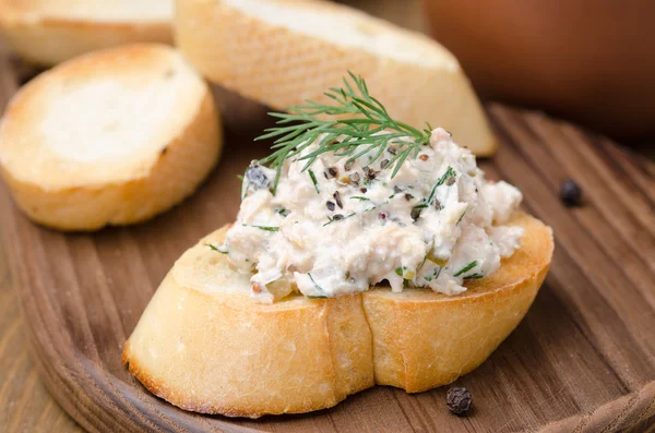 Pate of smoked fish with sour cream and dill on toasted bread — Stock Photo, Image