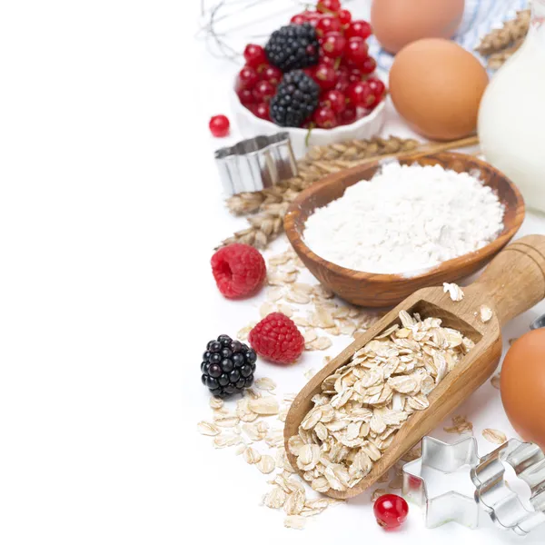 Havermout, meel, melk, eieren en bessen - ingrediënten voor het bakken — Stockfoto