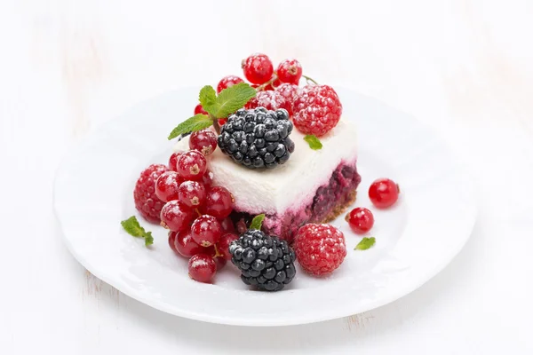 Piece of cake with fresh berries on the plate — Stock Photo, Image