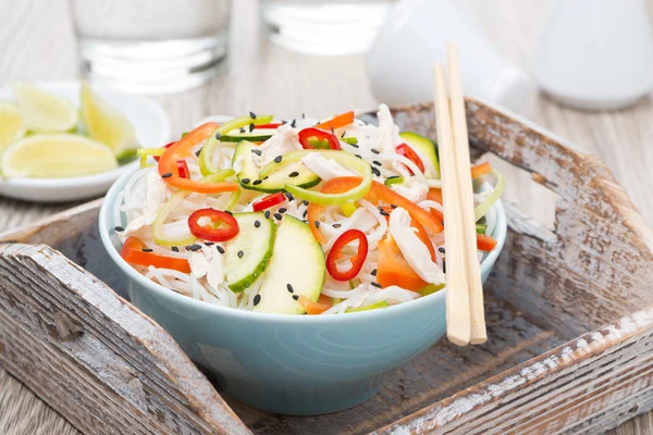 Тайский салат с овощами, рисовой лапшой и курицей в миске — стоковое фото