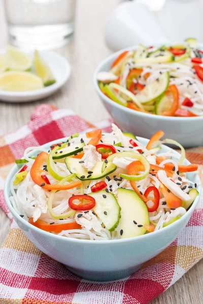 Ensalada tailandesa con verduras, fideos de arroz y pollo, primer plano —  Fotos de Stock