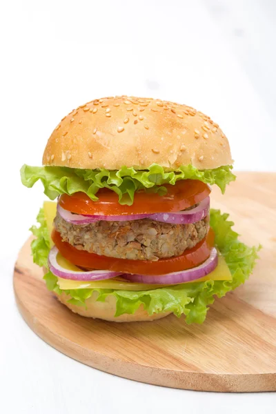 Burger with a vegetarian cutlet and fresh vegetables — Stock Photo, Image