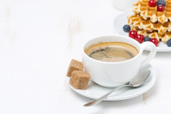 Filiżankę kawy z cukrem i gofry (z miejsca na tekst) — Zdjęcie stockowe