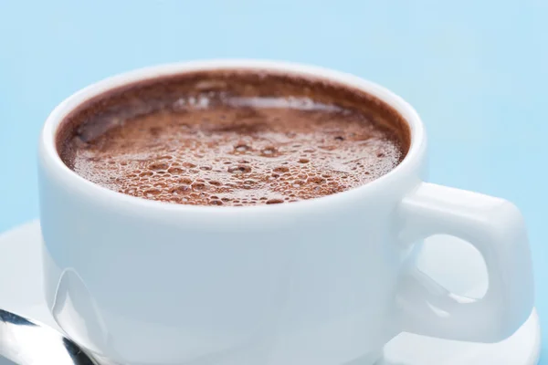 Чашка горячего шоколада, избирательный фокус, крупный план — стоковое фото